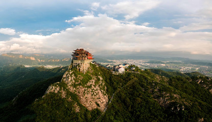 浙江臺州溫嶺市的樓旗尖,是當(dāng)?shù)氐貥诵越ㄖ?被稱為小布達拉宮。當(dāng)天爬到山頂,無人機頻頻被鷹騷擾,差點被叼走,還好有驚無險,可惜還是錯過了最美的朝霞。